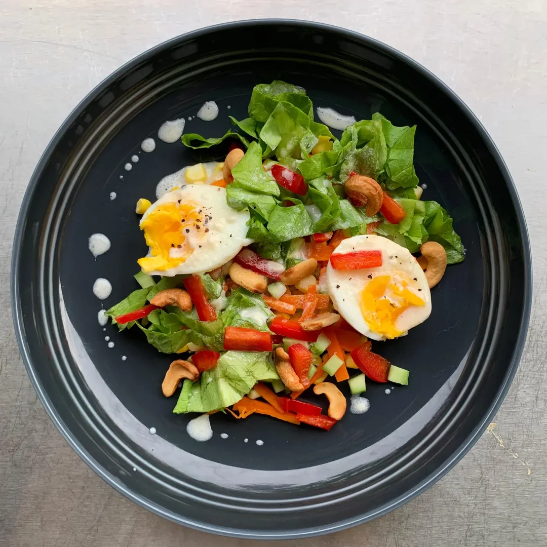 Salad segar dengan yoghurt dressing, telur, dan kacang mede